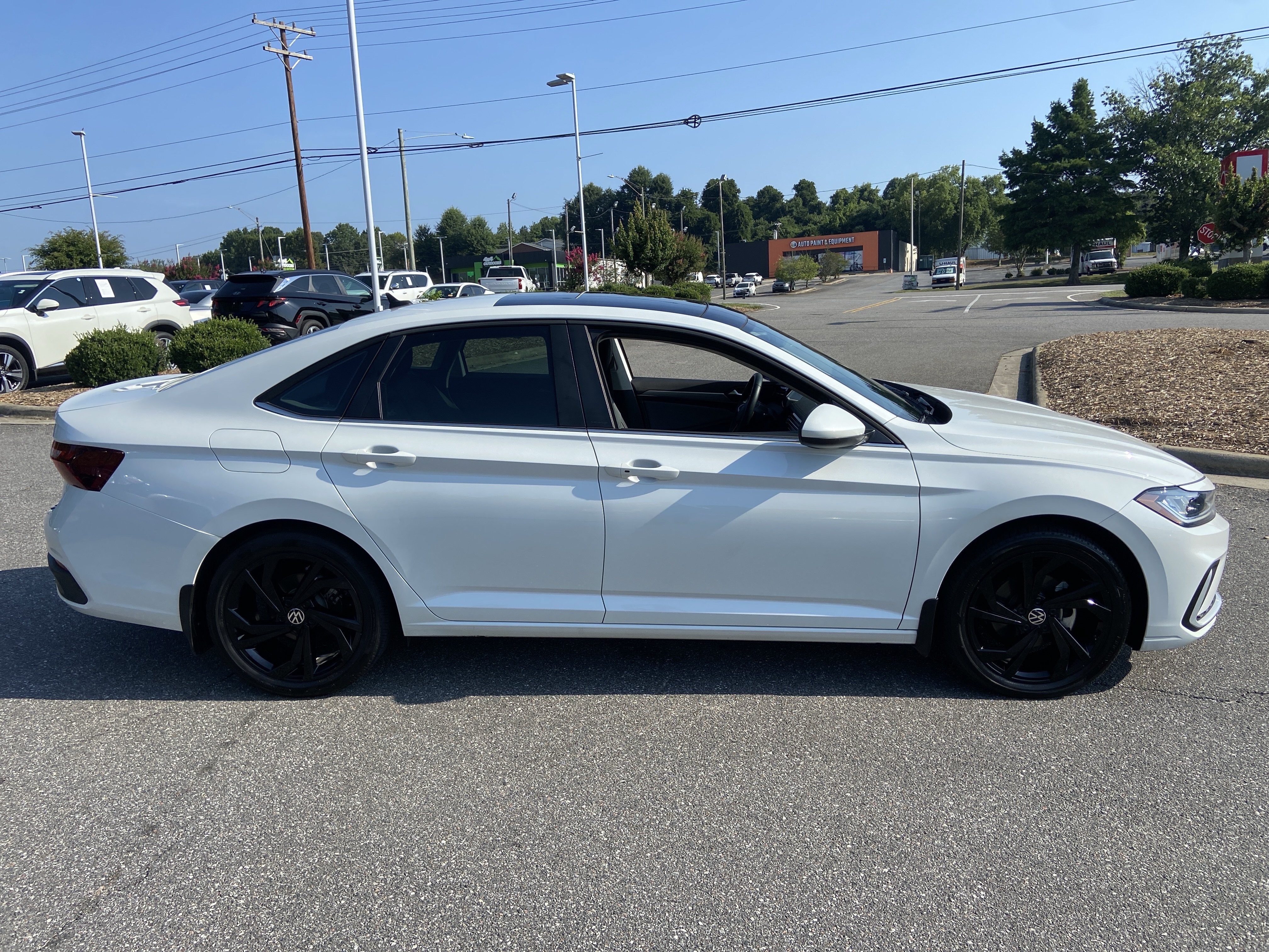 Used 2025 Volkswagen Jetta SE FWD image 4