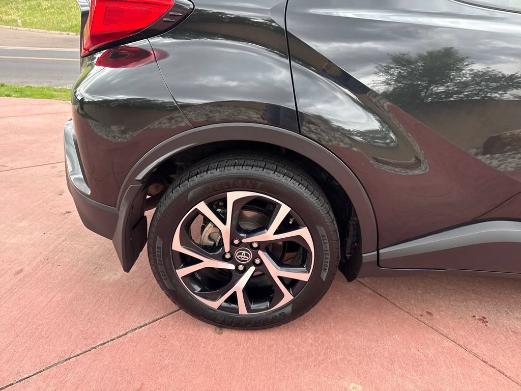 Used 2018 Toyota C-HR XLE FWD image 32