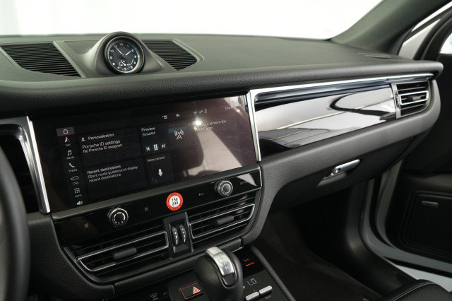 Used 2023 Porsche Macan AWD/4WD image 39