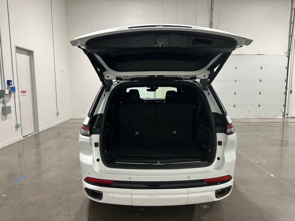 Used 2023 Jeep Grand Cherokee L Summit w/ High Altitude Package image 9