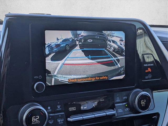 Used 2024 Toyota Highlander LE FWD image 9