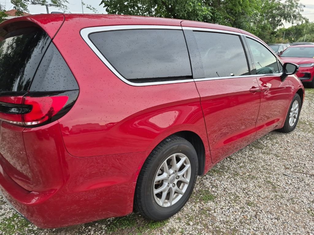 Used 2025 Chrysler Pacifica Select FWD image 3
