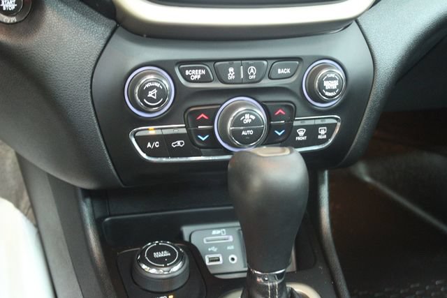 Used 2017 Jeep Cherokee Limited w/ Luxury Group AWD/4WD image 20