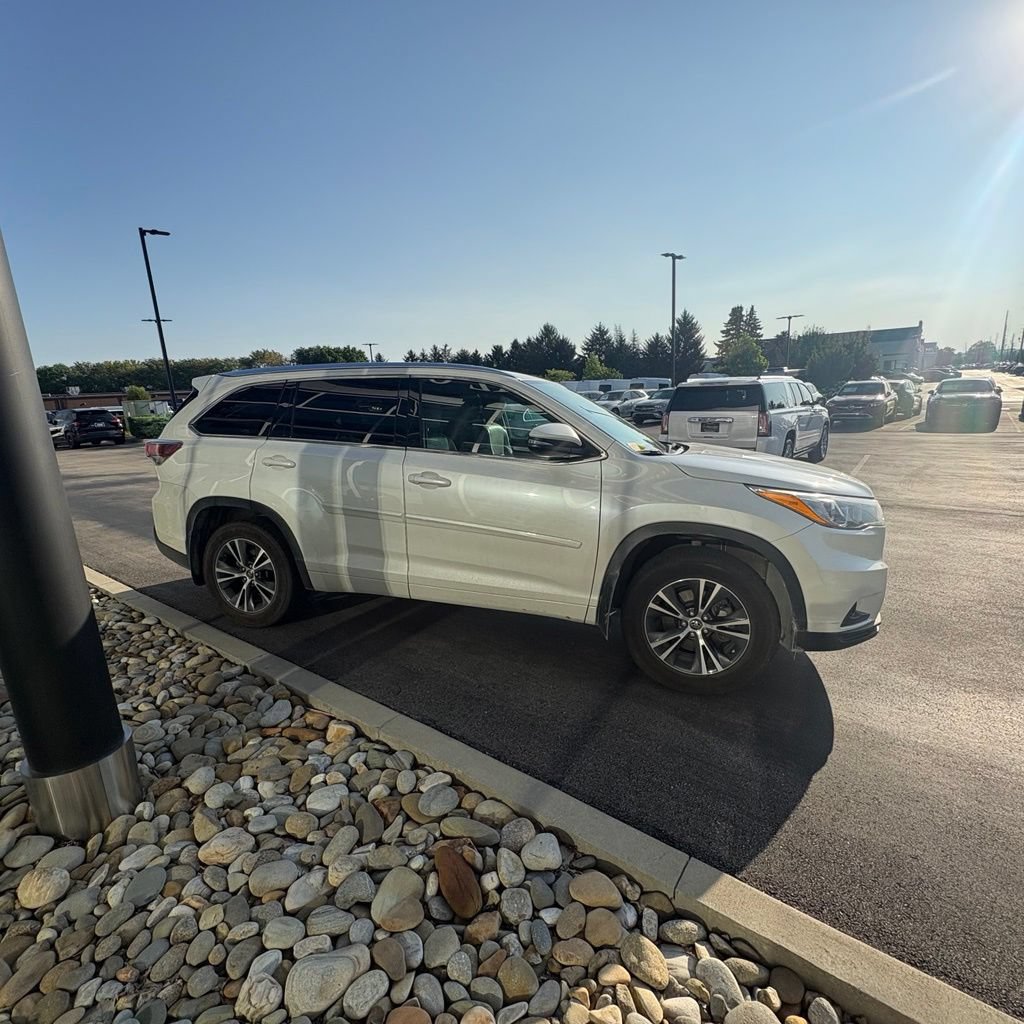 Used 2016 Toyota Highlander XLE AWD/4WD image 5