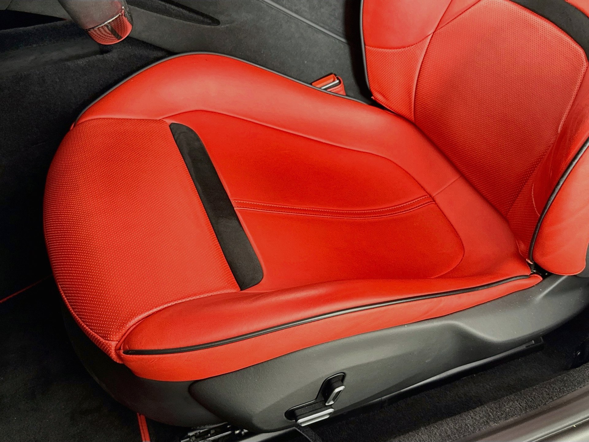 Certified 2022 Ferrari Roma RWD image 18