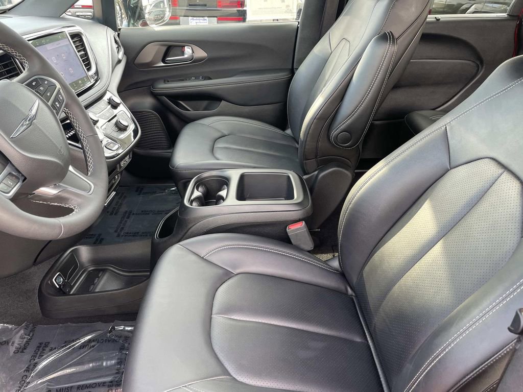 Used 2025 Chrysler Pacifica Select w/ Uconnect Theater Family Group image 22