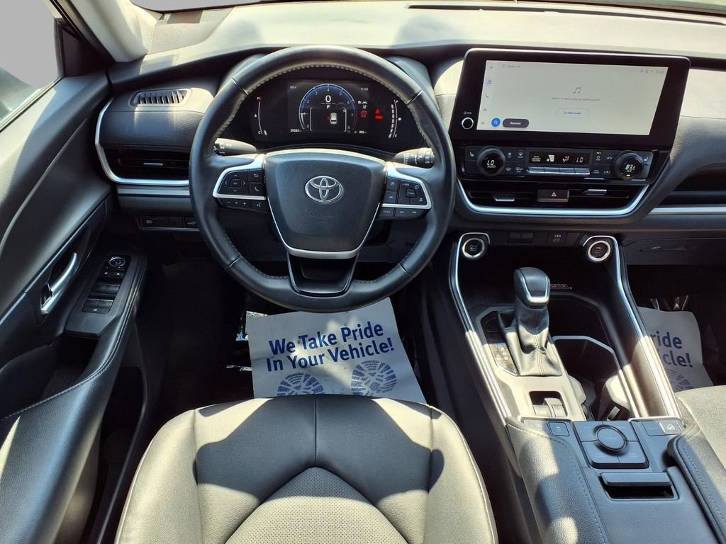 Used 2025 Toyota Grand Highlander AWD image 4