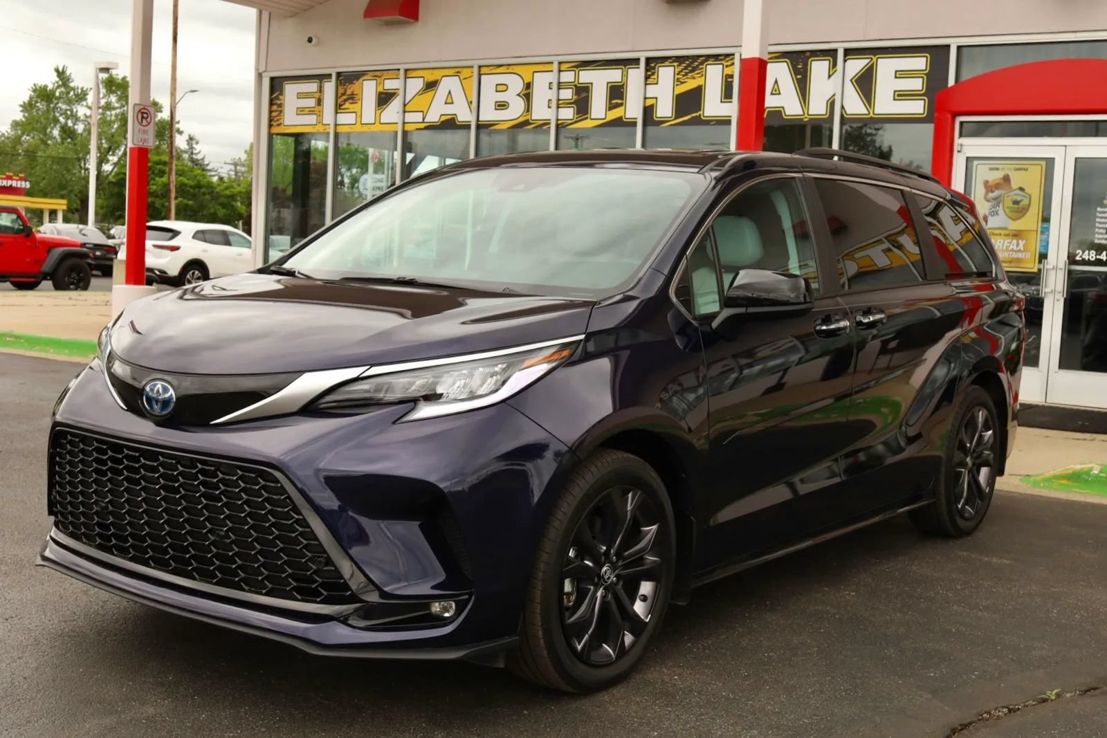 Used 2024 Toyota Sienna XSE w/ XSE Plus Package FWD image 1