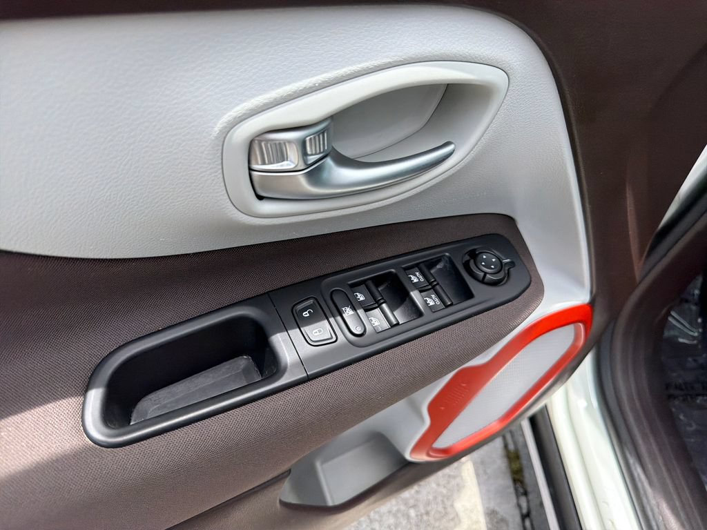 Used 2017 Jeep Renegade Latitude FWD image 16