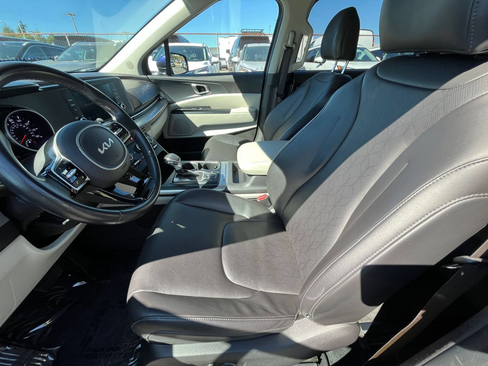 Used 2023 Kia Carnival LX FWD image 27