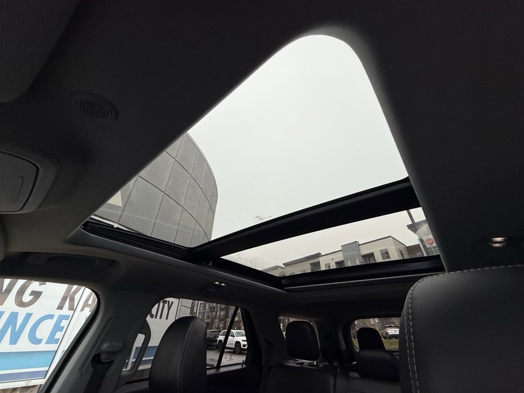 Used 2024 Ford Explorer XLT w/ Equipment Group 202A image 5