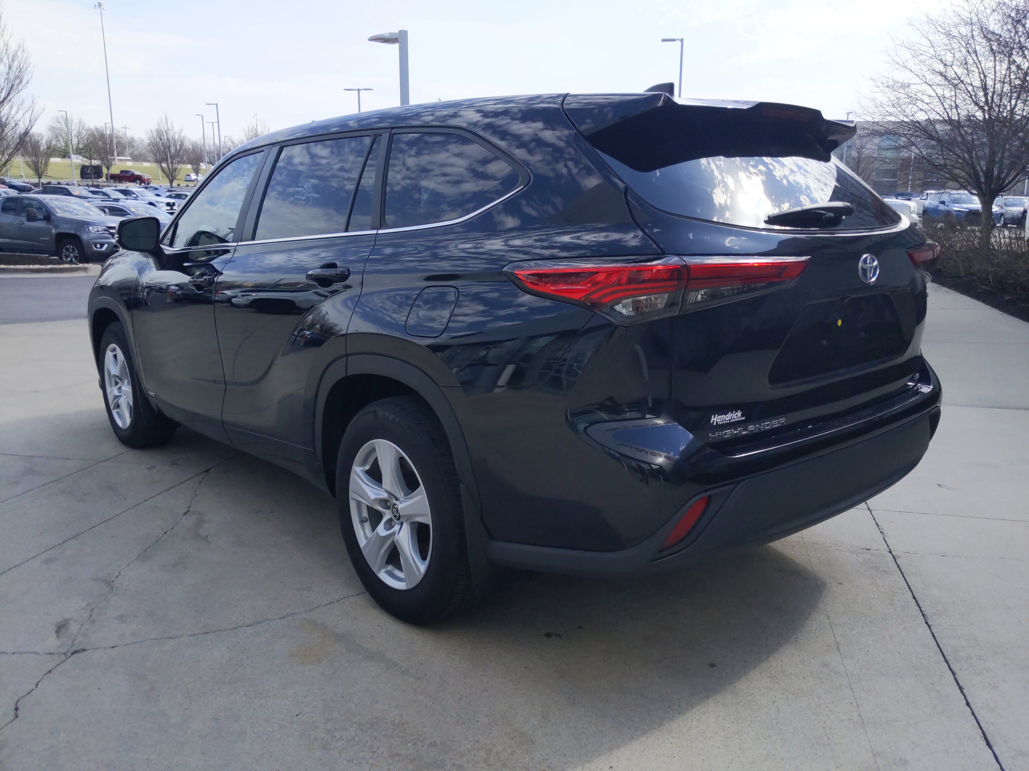 Used 2023 Toyota Highlander LE image 7