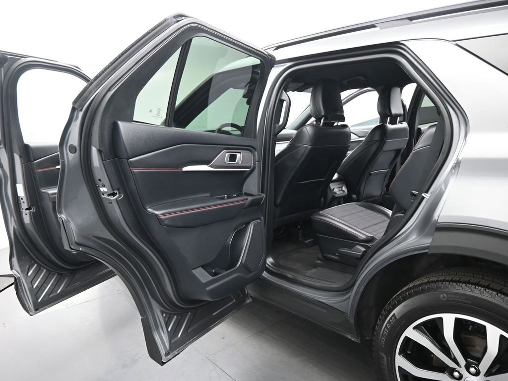 Used 2025 Ford Explorer ST-Line image 19