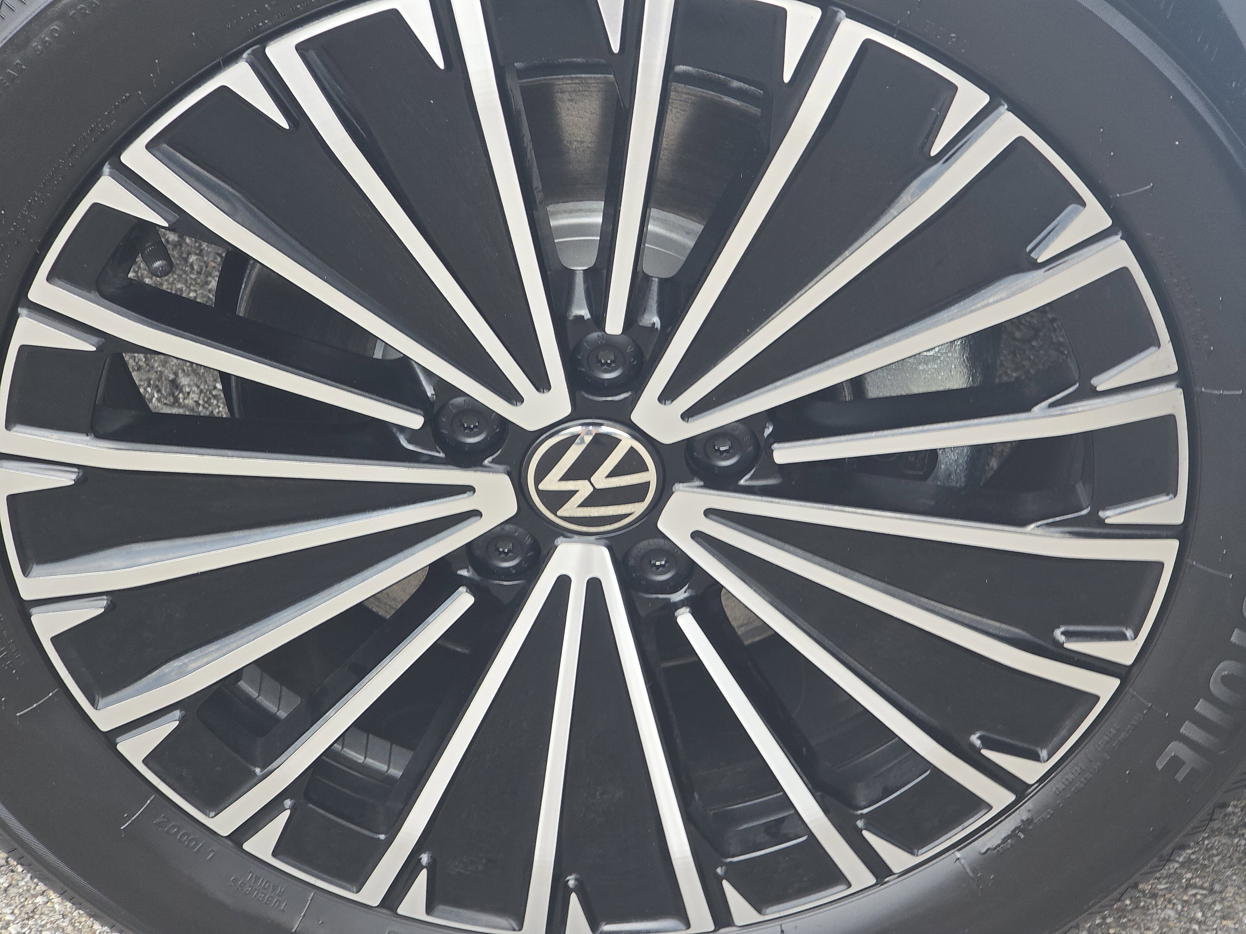 New 2025 Volkswagen Taos SE image 16