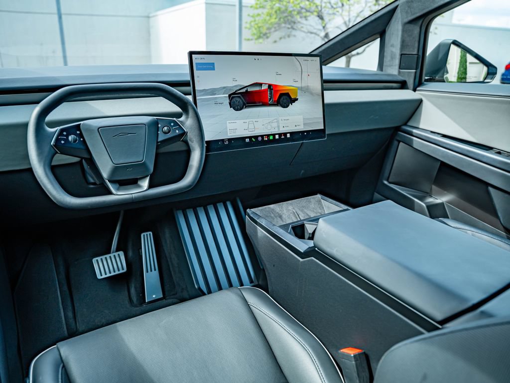 Used 2024 Tesla Cybertruck AWD Crew Cab image 27