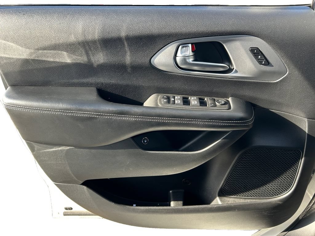 Used 2022 Chrysler Pacifica Touring-L w/ Uconnect Theater Family Group FWD image 18