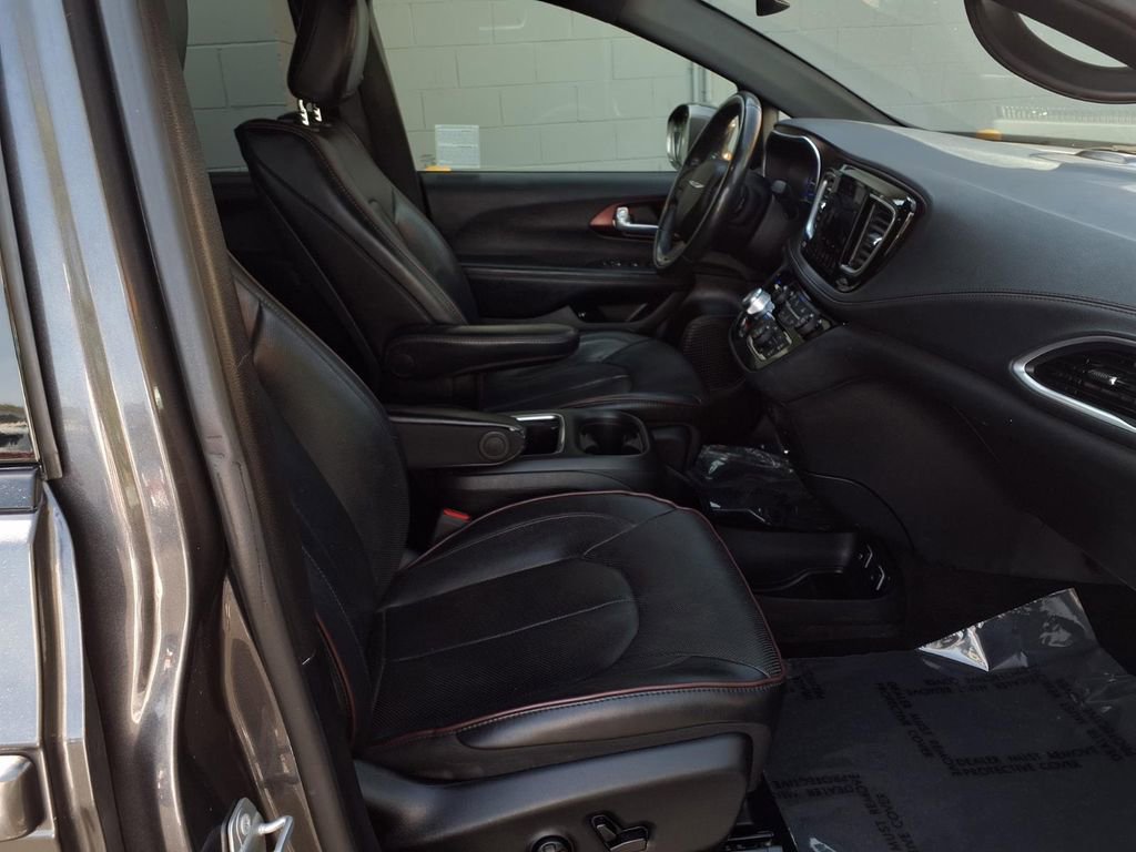 Used 2020 Chrysler Pacifica Limited image 21