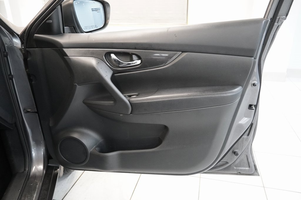 Used 2017 Nissan Rogue SV w/ Midnight Edition image 29