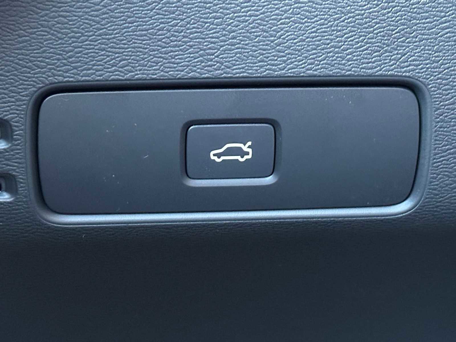 New 2026 Volvo XC40 B5 Ultra w/ Climate Package image 33