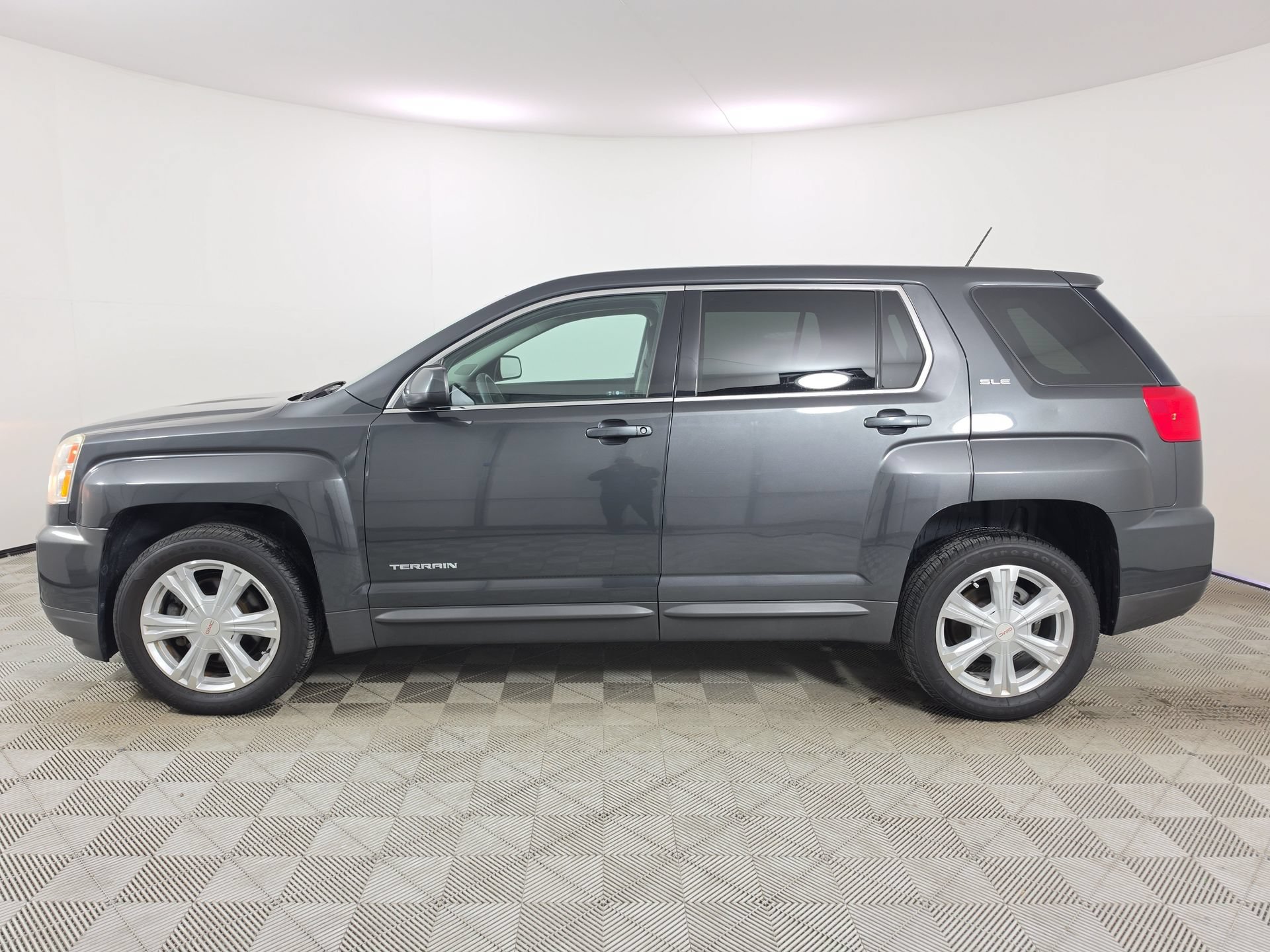 Used 2017 GMC Terrain SLE FWD image 4