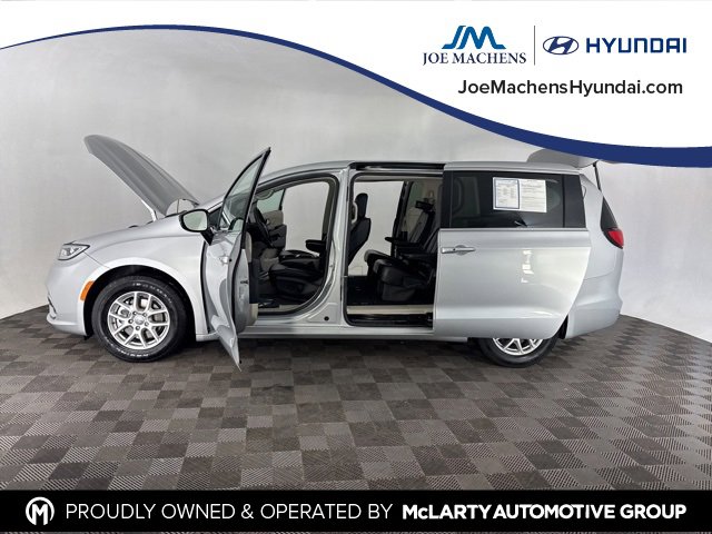 Used 2024 Chrysler Pacifica Touring-L image 10