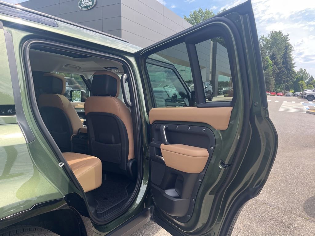 New 2026 Land Rover Defender 110 X-Dynamic SE AWD/4WD image 16