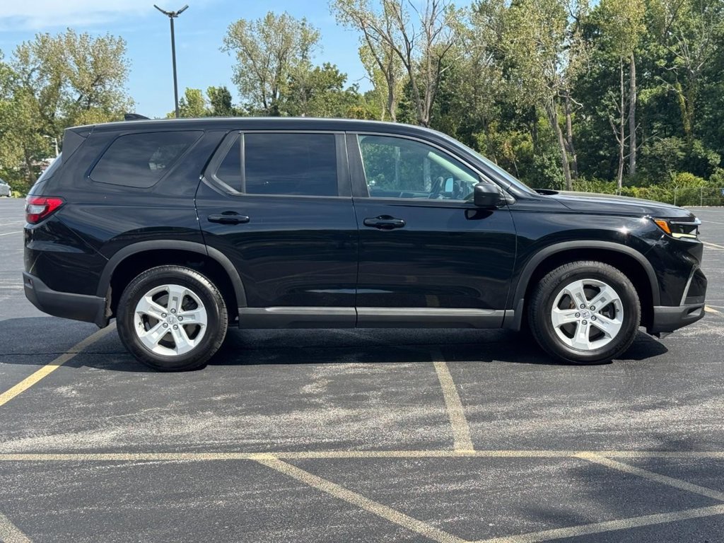 Used 2023 Honda Pilot LX image 3