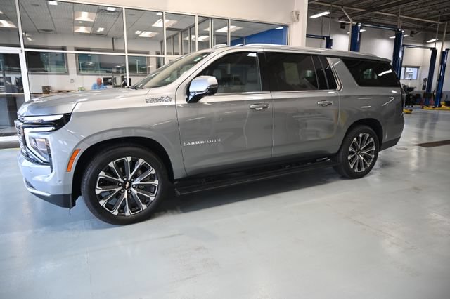 Used 2025 Chevrolet Suburban High Country AWD/4WD image 9