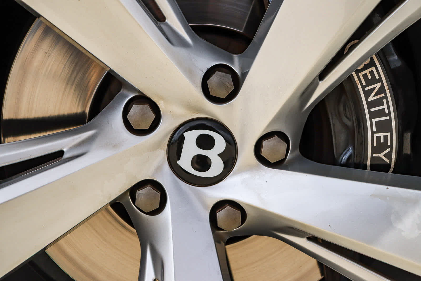 Used 2021 Bentley Bentayga AWD/4WD image 15