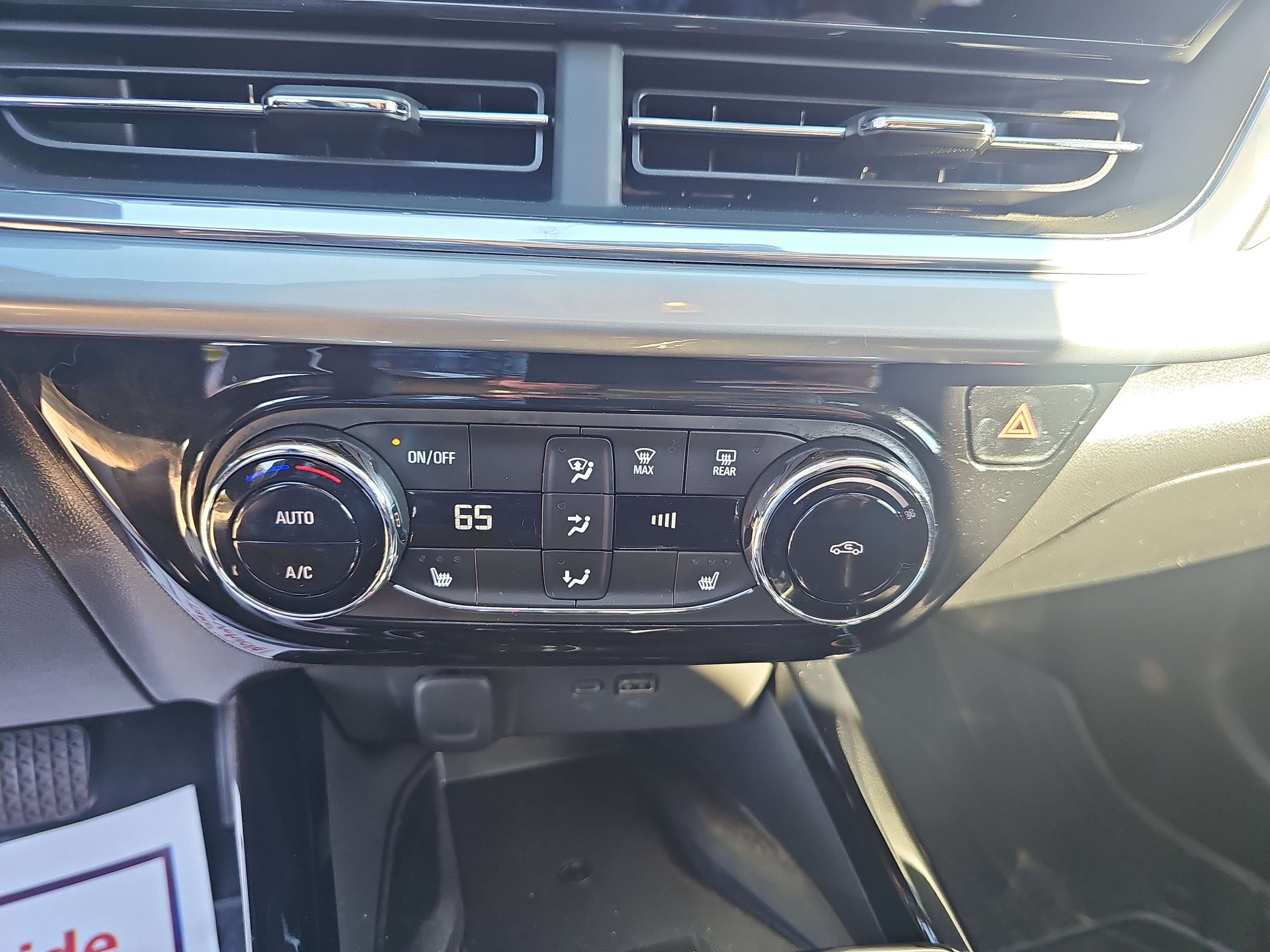 Used 2024 Chevrolet Trax LT w/ Sunroof Package FWD image 26
