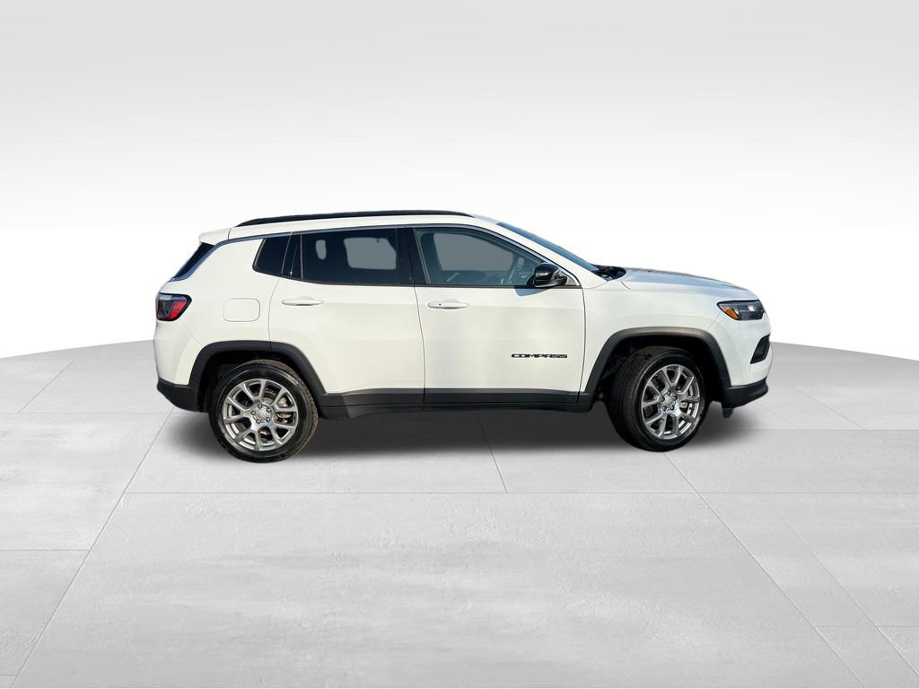Used 2023 Jeep Compass Latitude image 9