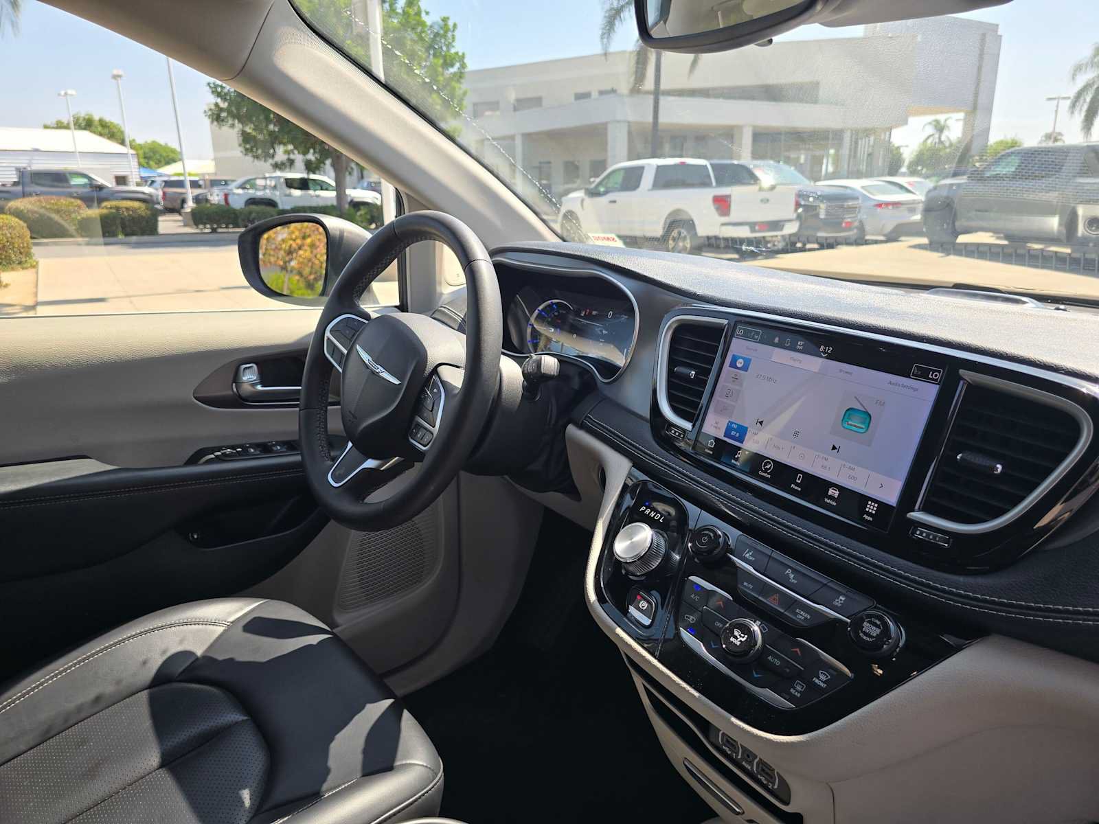Used 2023 Chrysler Pacifica Touring-L FWD image 11