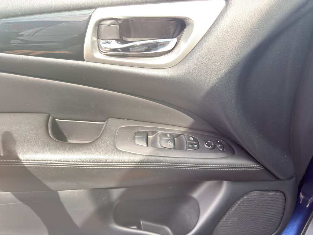 Used 2019 Nissan Pathfinder SV FWD image 8