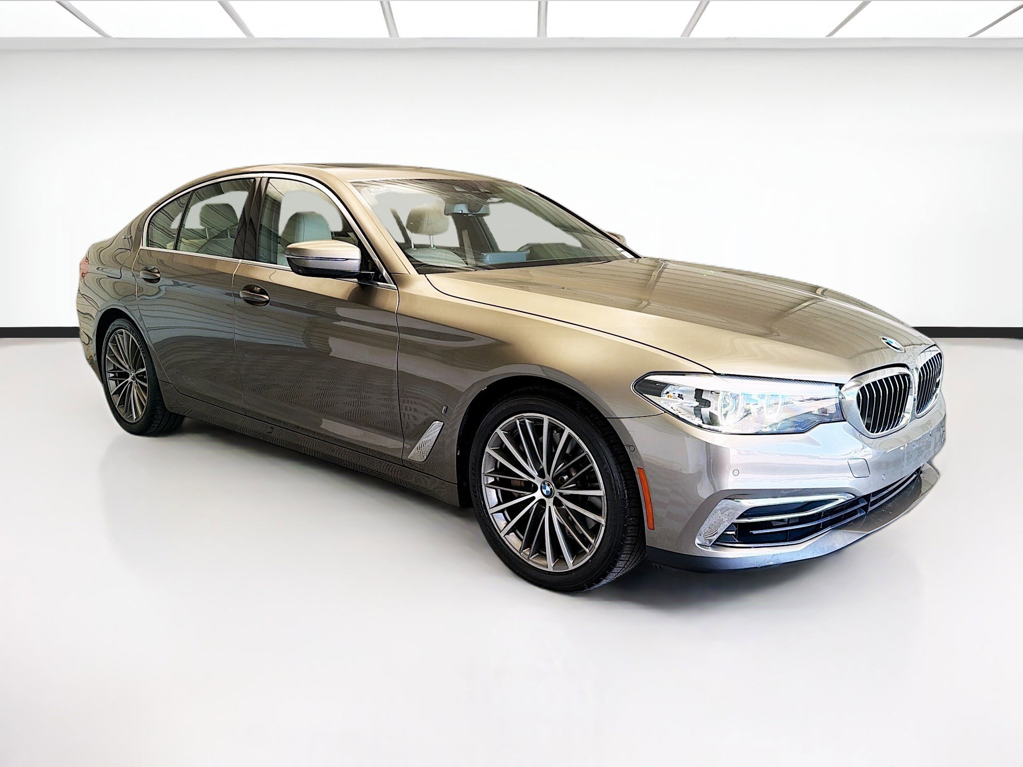 Used 2019 BMW 530e w/ Luxury Package RWD image 3
