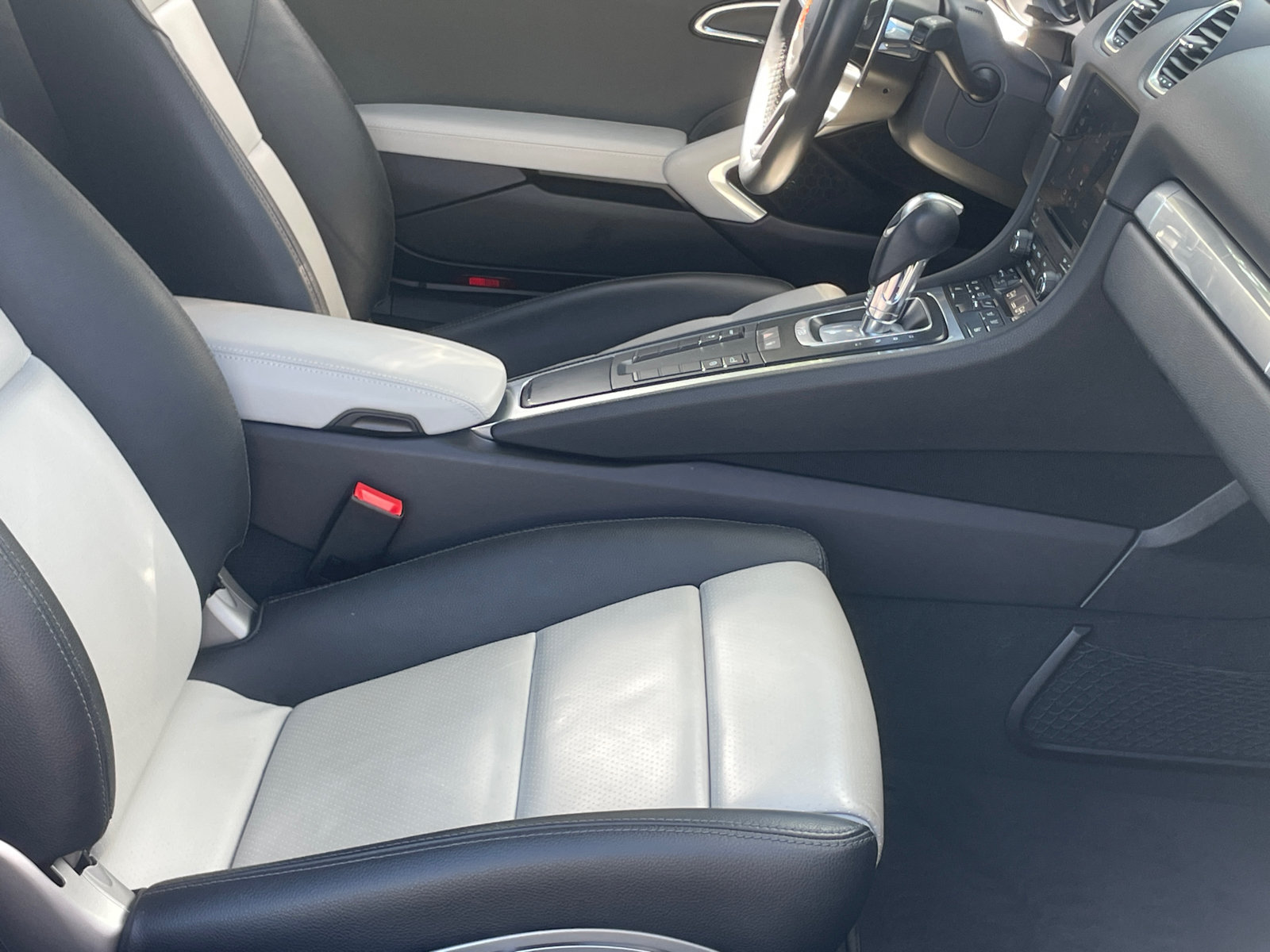 Used 2018 Porsche 718 Cayman RWD image 11