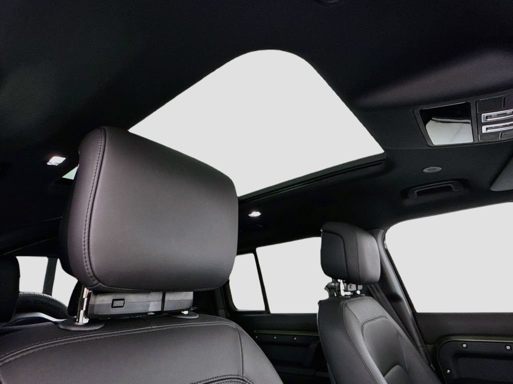 New 2026 Land Rover Defender 110 X-Dynamic SE AWD/4WD image 18