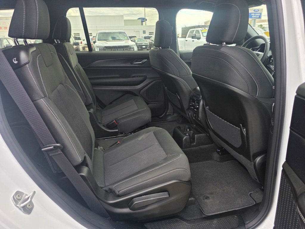 Used 2026 Jeep Grand Cherokee L 2WD image 11
