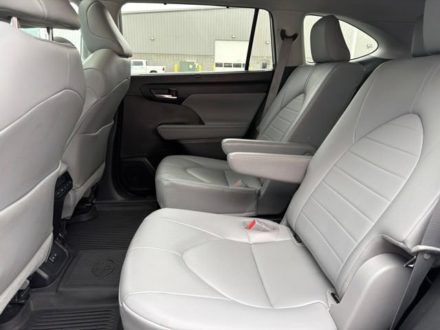 Used 2023 Toyota Highlander XLE FWD image 13