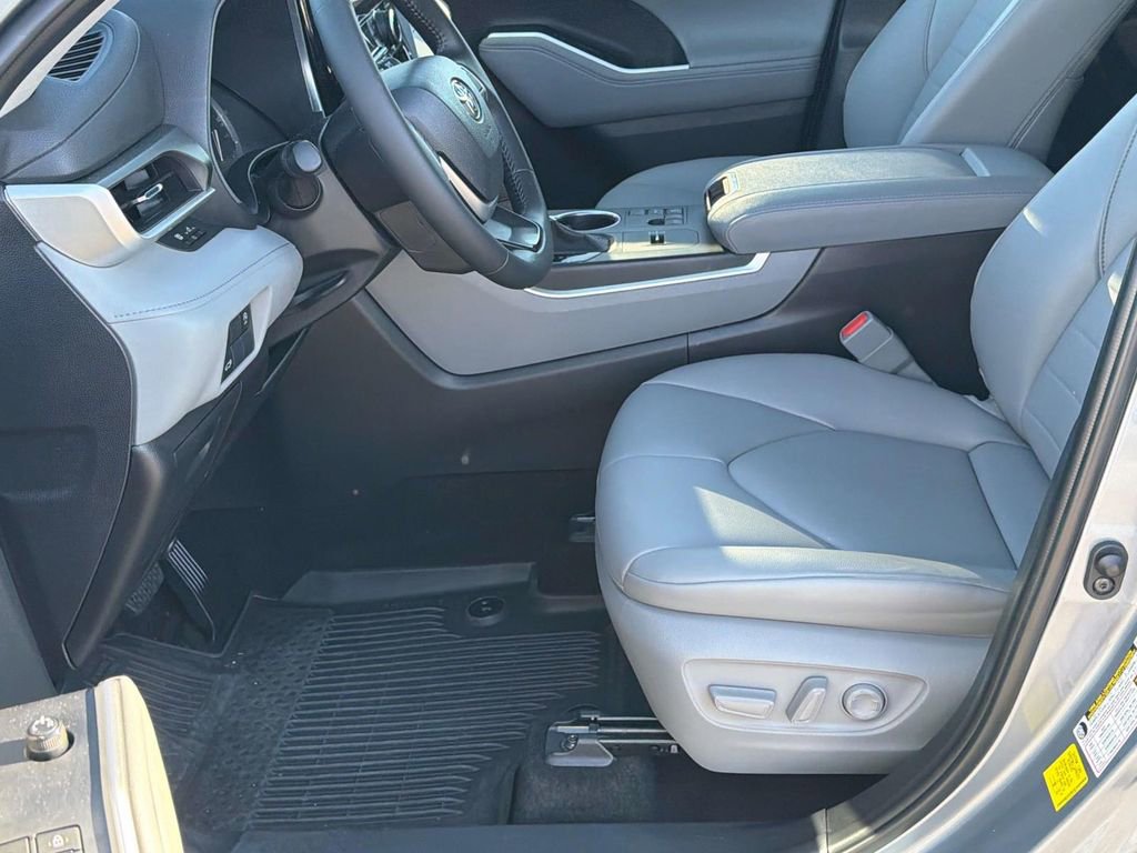 Used 2024 Toyota Highlander XLE FWD image 27