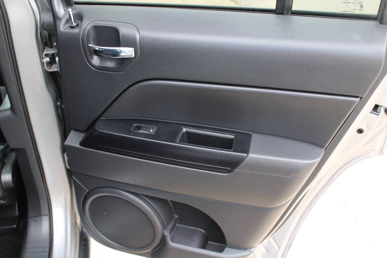 Used 2017 Jeep Patriot Latitude FWD image 9