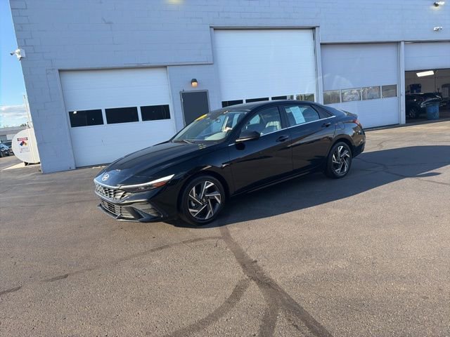 Used 2025 Hyundai Elantra SEL FWD image 17
