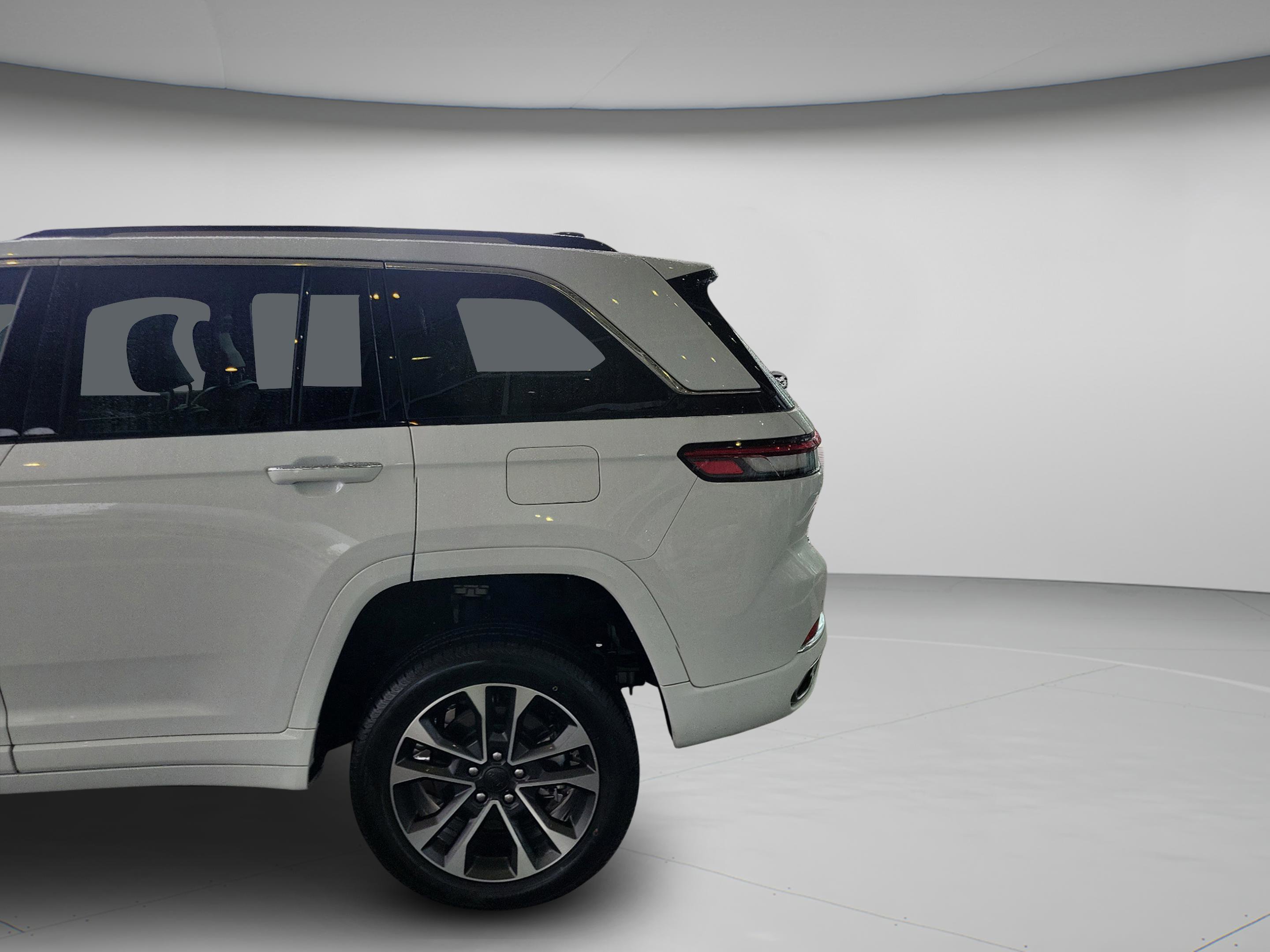 Used 2022 Jeep Grand Cherokee Overland w/ Luxury Tech Group IV image 6