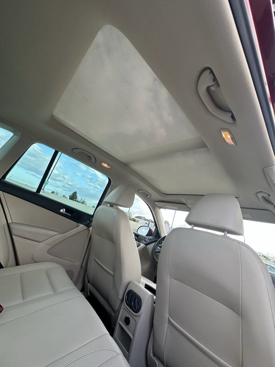 Used 2012 Volkswagen Tiguan SE image 18