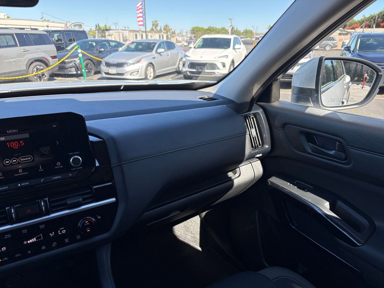 Used 2025 Nissan Pathfinder SV image 38