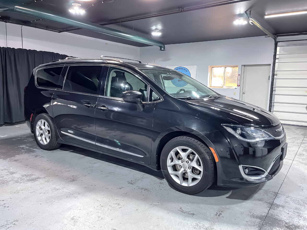 Used 2017 Chrysler Pacifica Touring-L w/ Tire & Wheel Group image 2