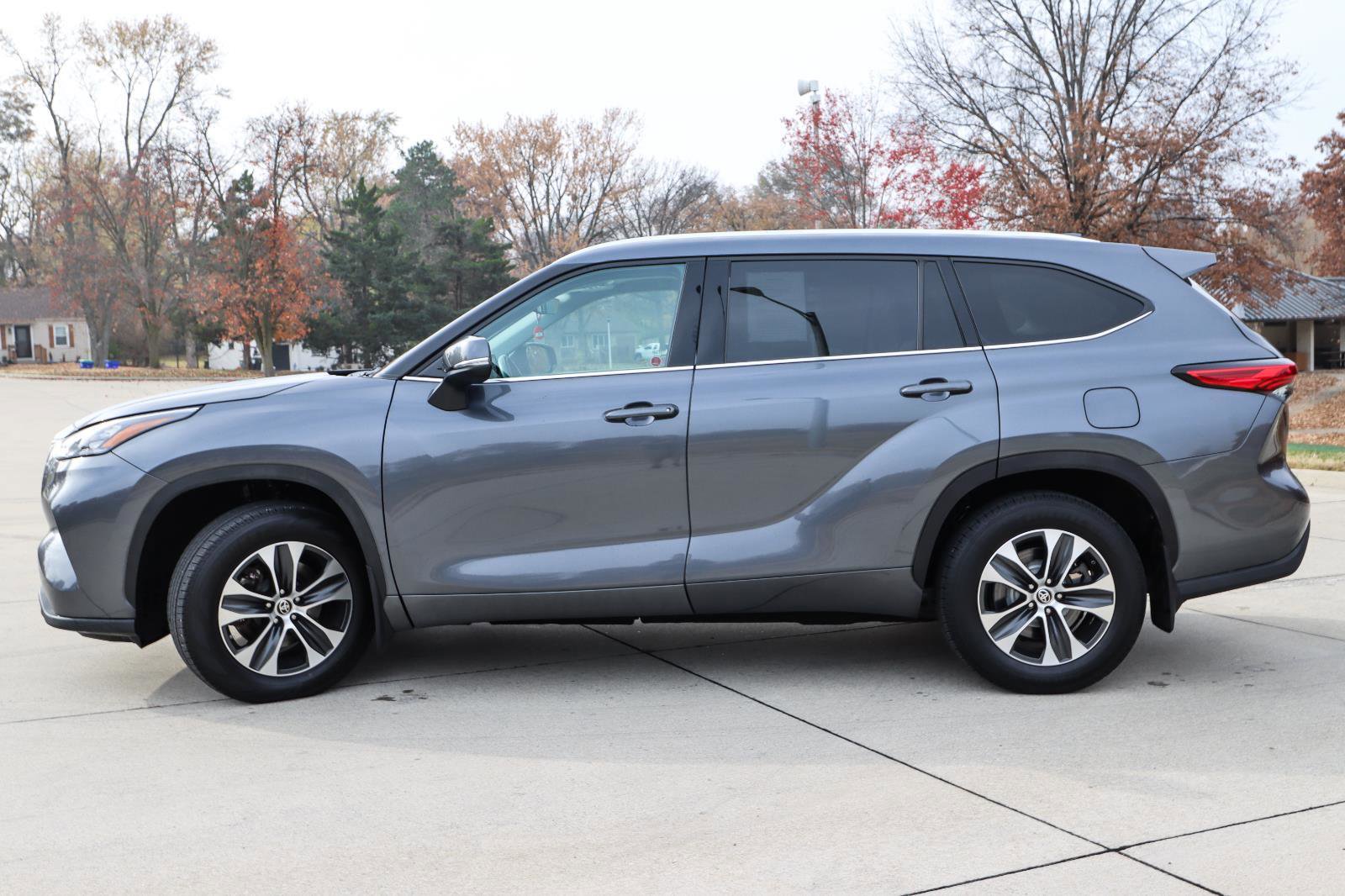 Used 2020 Toyota Highlander XLE image 4