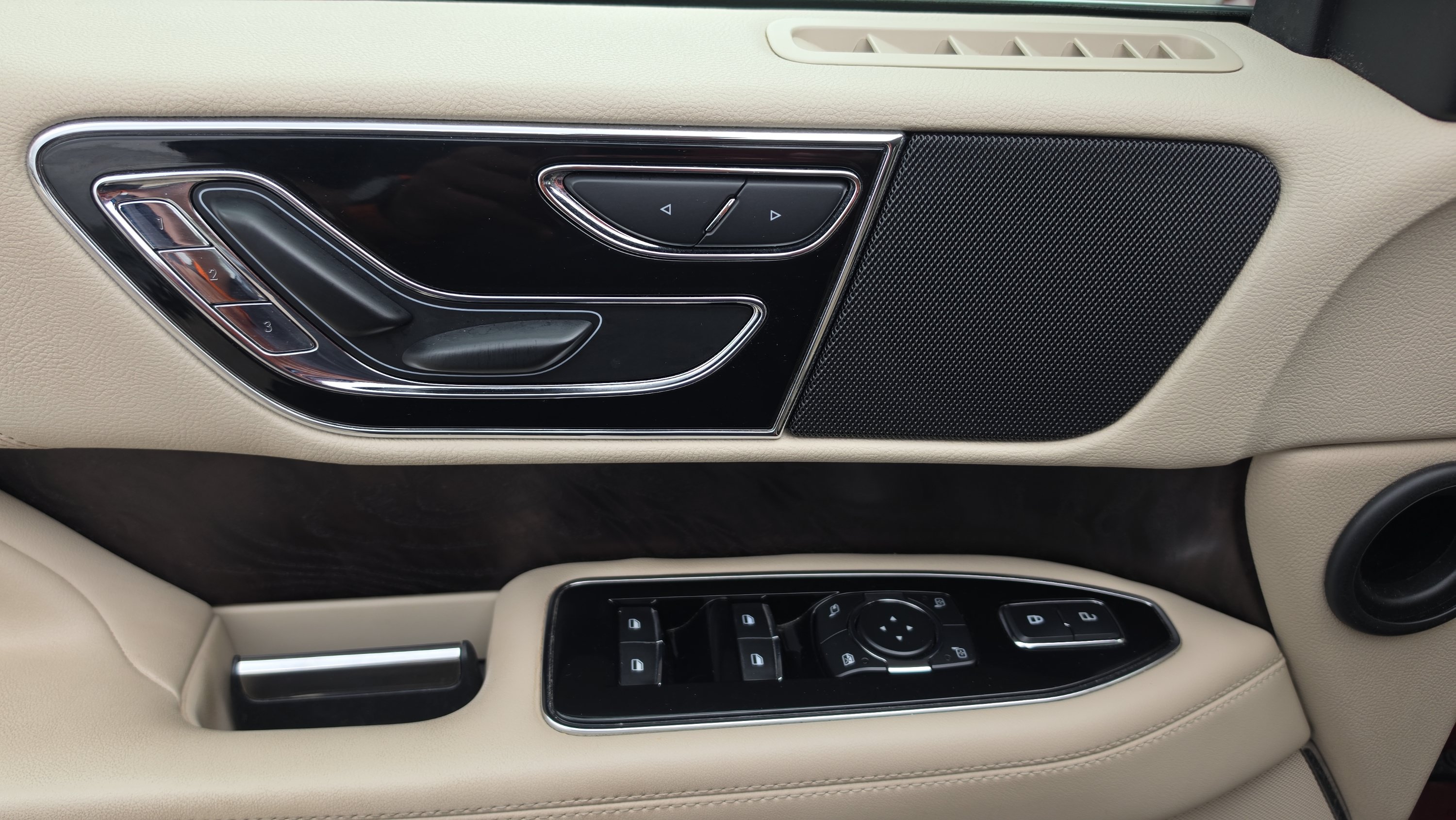 Used 2018 Lincoln Navigator Select w/ Technology Package RWD image 10