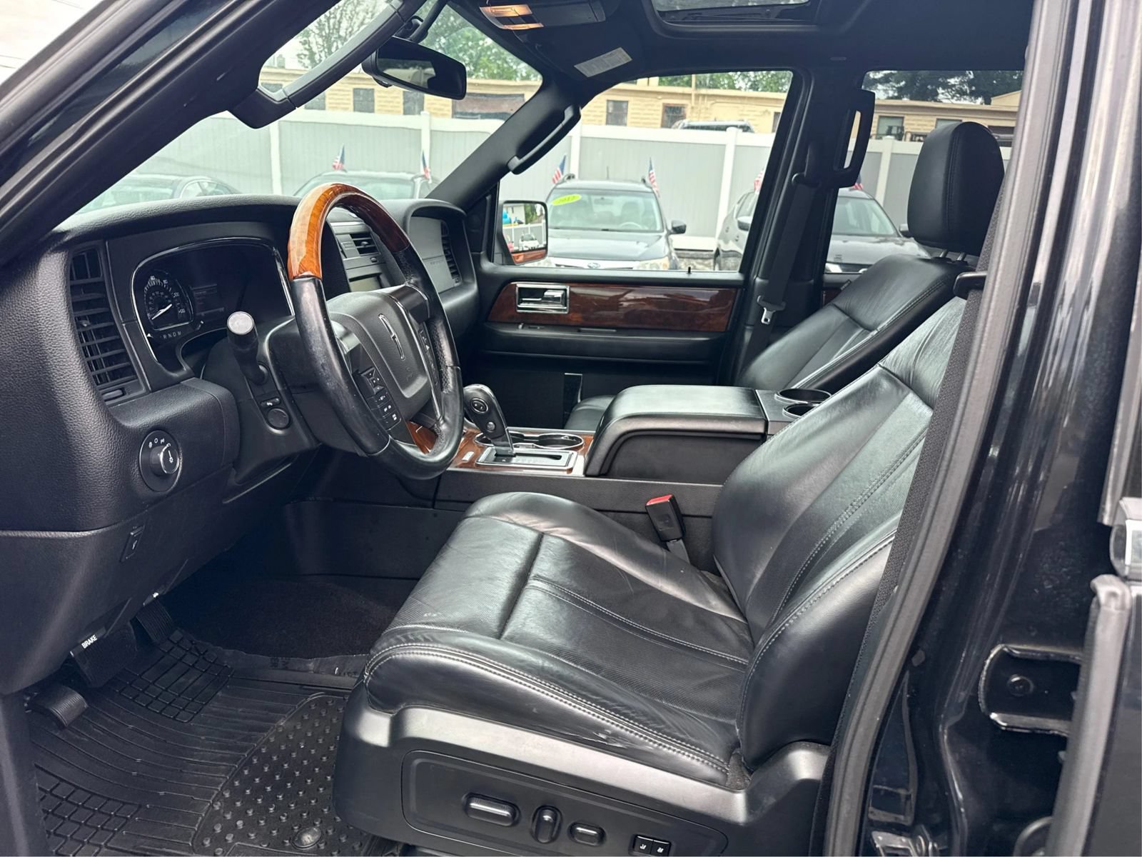 Used 2015 Lincoln Navigator 4WD image 9