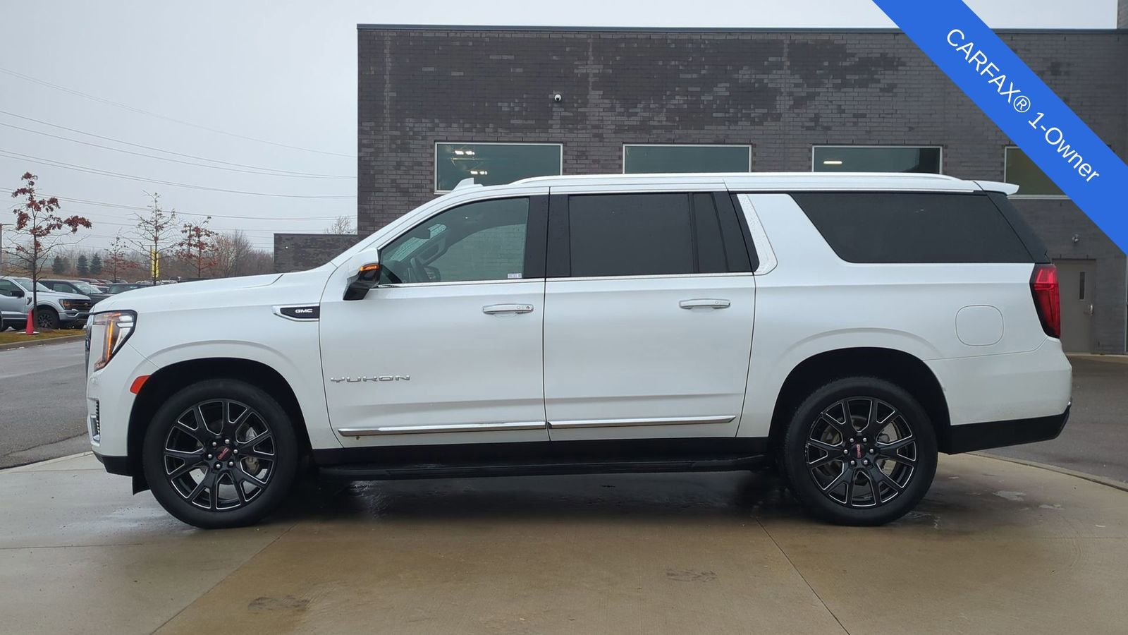 Used 2023 GMC Yukon XL SLT w/ SLT Premium Package image 2