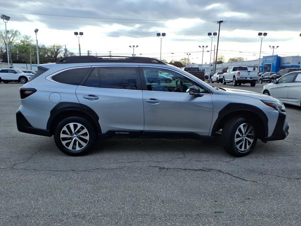 Used 2023 Subaru Outback Premium image 3